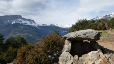 Ruta de senderismo: Tella, brujas, creencias, dolmen y cueva del oso cavernario (Escalona, Huesca, España)